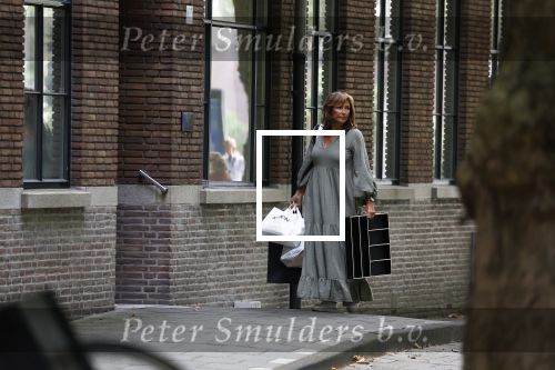 Amsterdam 21 augustus 2022
Astrid Joosten en haar man Rob Peters arriveren met boodschappen bij hun huis in Amsterdam zuid