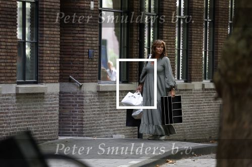 Amsterdam 21 augustus 2022
Astrid Joosten en haar man Rob Peters arriveren met boodschappen bij hun huis in Amsterdam zuid