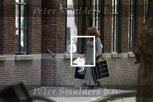 Amsterdam 21 augustus 2022
Astrid Joosten en haar man Rob Peters arriveren met boodschappen bij hun huis in Amsterdam zuid
