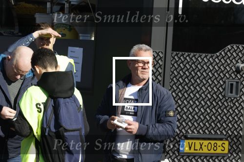 Utrecht 27 maart 2022
Bij voetbalclub DHSC in Utrecht wordt een dag georganiseerd waar geld opgehaald wordt voor Ukraine. Wesley Sneijder Mart Hoogkamer Evgeniy Levchenko Djarno Hofland Juvat Westendorp Koen Weijland Noa Zeeuw Glenn Helder ea spelen oa mee.
Barrie Sneijder