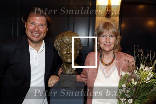 Den Haag 2 september 2022
Onthulling beeld Anneke Gronloh in de schouwburg van Den Haag . Bart Peeters kwam met zijn. vrouw