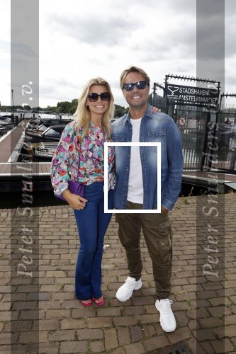 Amsterdam 14 september 2022
Uitreiking Fabulous mama awards bij George Marina .
Bas Smit kwam met zijn zus Marielle Smit en zijn vrouw Nicolette v Dam