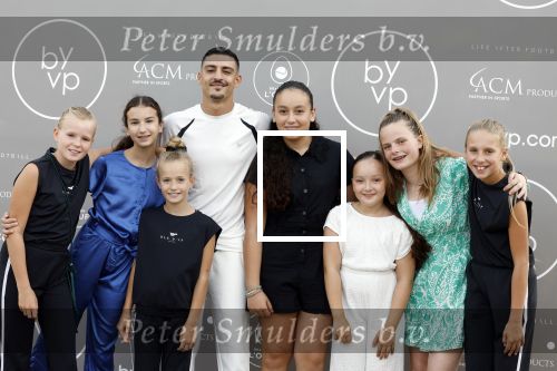 Capelle aan de IJssel 7 september 2022
Presentatie kleinglijn voor Padel van Robin van Persie en zijn vrouw Bouchra v Persie. Boef met de dochter van Robin en haar vriendinnen