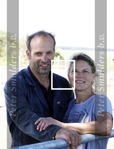 Ruinerwold 3 augustus 2022
Boer Evert met zijn nieuwe vriendin Maud bij zijn boerderij . Matthijs Albers was mee.