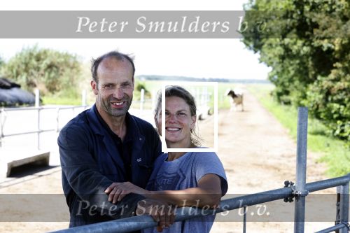 Ruinerwold 3 augustus 2022
Boer Evert met zijn nieuwe vriendin Maud bij zijn boerderij . Matthijs Albers was mee.