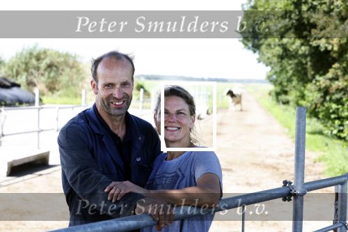 Ruinerwold 3 augustus 2022
Boer Evert met zijn nieuwe vriendin Maud bij zijn boerderij . Matthijs Albers was mee.