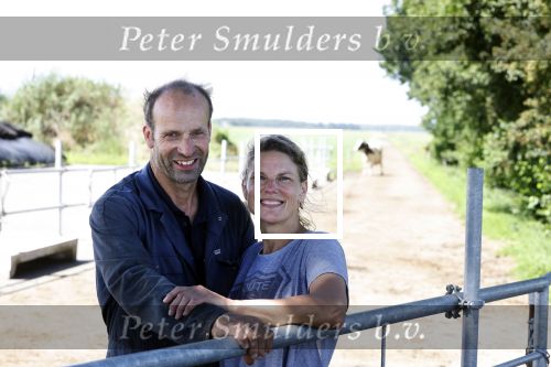 Ruinerwold 3 augustus 2022
Boer Evert met zijn nieuwe vriendin Maud bij zijn boerderij . Matthijs Albers was mee.