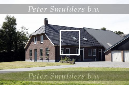 Ruinerwold 3 augustus 2022
Boer Evert met zijn nieuwe vriendin Maud bij zijn boerderij . Matthijs Albers was mee.