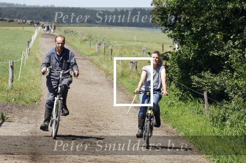 Ruinerwold 3 augustus 2022
Boer Evert met zijn nieuwe vriendin Maud bij zijn boerderij . Matthijs Albers was mee.