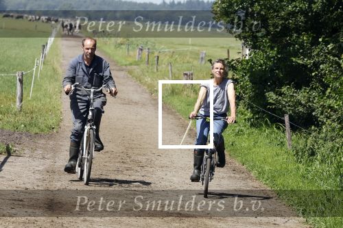 Ruinerwold 3 augustus 2022
Boer Evert met zijn nieuwe vriendin Maud bij zijn boerderij . Matthijs Albers was mee.