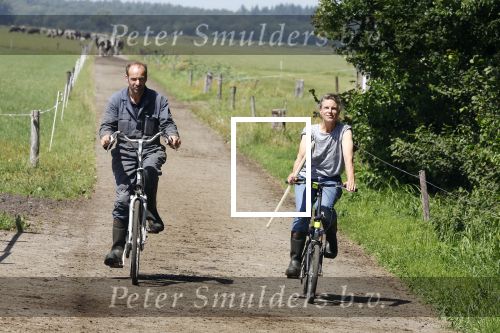 Ruinerwold 3 augustus 2022
Boer Evert met zijn nieuwe vriendin Maud bij zijn boerderij . Matthijs Albers was mee.