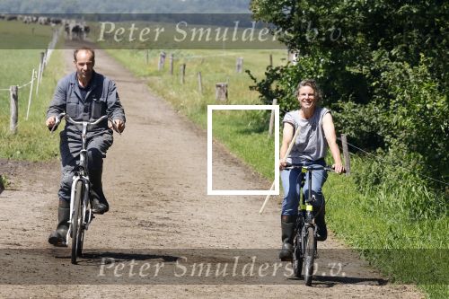 Ruinerwold 3 augustus 2022
Boer Evert met zijn nieuwe vriendin Maud bij zijn boerderij . Matthijs Albers was mee.