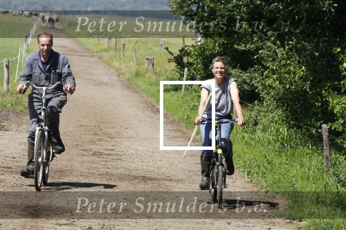 Ruinerwold 3 augustus 2022
Boer Evert met zijn nieuwe vriendin Maud bij zijn boerderij . Matthijs Albers was mee.