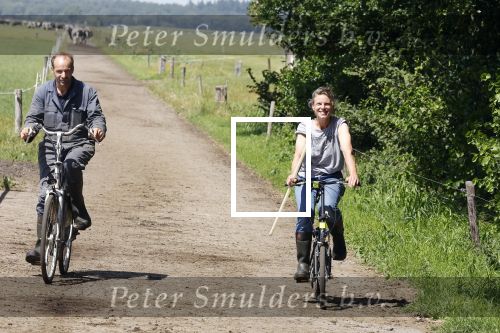 Ruinerwold 3 augustus 2022
Boer Evert met zijn nieuwe vriendin Maud bij zijn boerderij . Matthijs Albers was mee.