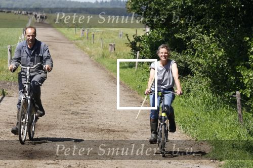 Ruinerwold 3 augustus 2022
Boer Evert met zijn nieuwe vriendin Maud bij zijn boerderij . Matthijs Albers was mee.