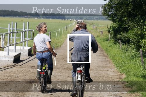 Ruinerwold 3 augustus 2022
Boer Evert met zijn nieuwe vriendin Maud bij zijn boerderij . Matthijs Albers was mee.