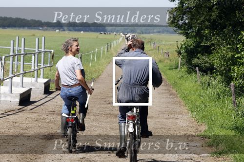 Ruinerwold 3 augustus 2022
Boer Evert met zijn nieuwe vriendin Maud bij zijn boerderij . Matthijs Albers was mee.