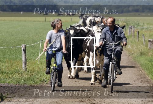Ruinerwold 3 augustus 2022
Boer Evert met zijn nieuwe vriendin Maud bij zijn boerderij . Matthijs Albers was mee.