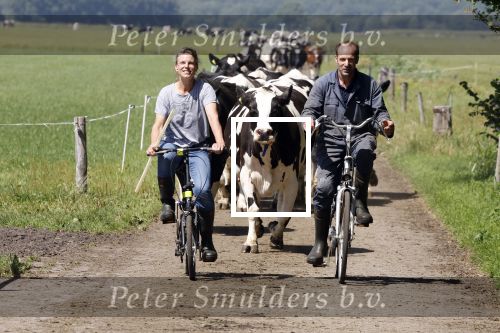 Ruinerwold 3 augustus 2022
Boer Evert met zijn nieuwe vriendin Maud bij zijn boerderij . Matthijs Albers was mee.