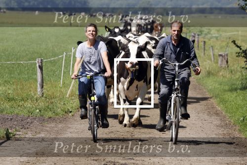 Ruinerwold 3 augustus 2022
Boer Evert met zijn nieuwe vriendin Maud bij zijn boerderij . Matthijs Albers was mee.