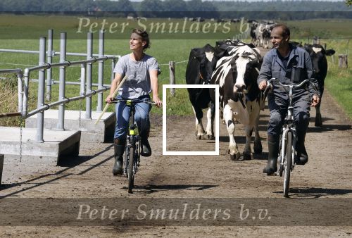 Ruinerwold 3 augustus 2022
Boer Evert met zijn nieuwe vriendin Maud bij zijn boerderij . Matthijs Albers was mee.