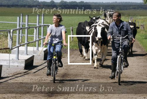 Ruinerwold 3 augustus 2022
Boer Evert met zijn nieuwe vriendin Maud bij zijn boerderij . Matthijs Albers was mee.