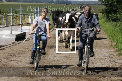 Ruinerwold 3 augustus 2022
Boer Evert met zijn nieuwe vriendin Maud bij zijn boerderij . Matthijs Albers was mee.