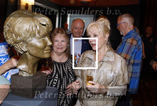 Den Haag 2 september 2022
Onthulling beeld Anneke Gronloh in de schouwburg van Den Haag . Conny Vink kwam met haar man