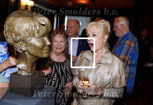 Den Haag 2 september 2022
Onthulling beeld Anneke Gronloh in de schouwburg van Den Haag . Conny Vink kwam met haar man