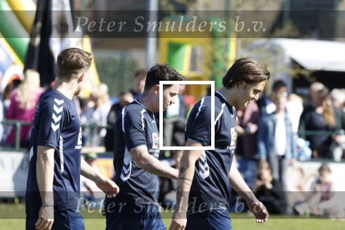 Utrecht 27 maart 2022
Bij voetbalclub DHSC in Utrecht wordt een dag georganiseerd waar geld opgehaald wordt voor Ukraine. Wesley Sneijder Mart Hoogkamer Evgeniy Levchenko Djarno Hofland Juvat Westendorp Koen Weijland Noa Zeeuw Glenn Helder ea spelen oa mee.
Djarno Hofland