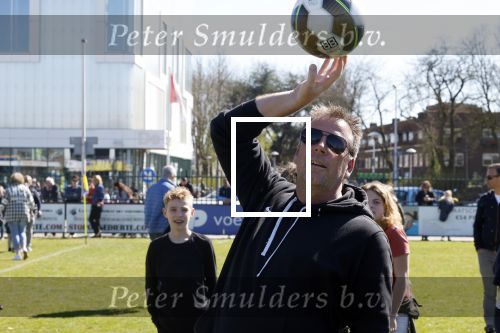 Utrecht 27 maart 2022
Bij voetbalclub DHSC in Utrecht wordt een dag georganiseerd waar geld opgehaald wordt voor Ukraine. Edward v Cuilenborg met videocamera
