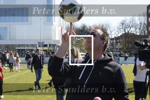 Utrecht 27 maart 2022
Bij voetbalclub DHSC in Utrecht wordt een dag georganiseerd waar geld opgehaald wordt voor Ukraine. Edward v Cuilenborg met videocamera