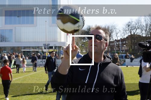Utrecht 27 maart 2022
Bij voetbalclub DHSC in Utrecht wordt een dag georganiseerd waar geld opgehaald wordt voor Ukraine. Edward v Cuilenborg met videocamera