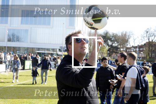 Utrecht 27 maart 2022
Bij voetbalclub DHSC in Utrecht wordt een dag georganiseerd waar geld opgehaald wordt voor Ukraine. Edward v Cuilenborg met videocamera
