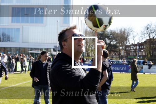 Utrecht 27 maart 2022
Bij voetbalclub DHSC in Utrecht wordt een dag georganiseerd waar geld opgehaald wordt voor Ukraine. Edward v Cuilenborg met videocamera
