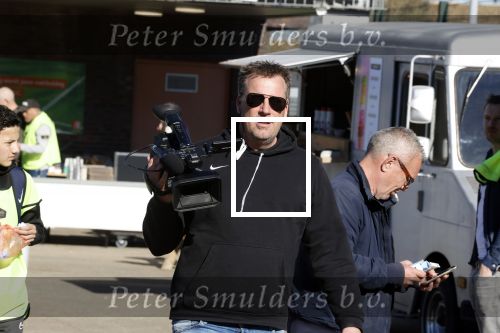 Utrecht 27 maart 2022
Bij voetbalclub DHSC in Utrecht wordt een dag georganiseerd waar geld opgehaald wordt voor Ukraine. Edward v Cuilenborg met videocamera