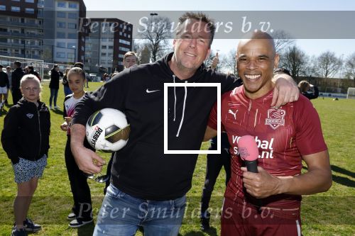 Utrecht 27 maart 2022
Bij voetbalclub DHSC in Utrecht wordt een dag georganiseerd waar geld opgehaald wordt voor Ukraine. Wesley Sneijder Mart Hoogkamer Evgeniy Levchenko Djarno Hofland Juvat Westendorp Koen Weijland Noa Zeeuw Glenn Helder ea spelen oa mee. Glen Helder en Edward v Cuilenborg