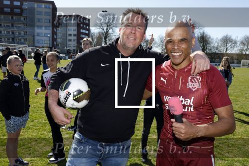 Utrecht 27 maart 2022
Bij voetbalclub DHSC in Utrecht wordt een dag georganiseerd waar geld opgehaald wordt voor Ukraine. Wesley Sneijder Mart Hoogkamer Evgeniy Levchenko Djarno Hofland Juvat Westendorp Koen Weijland Noa Zeeuw Glenn Helder ea spelen oa mee. Glen Helder en Edward v Cuilenborg