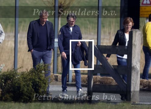 Marsum 26 maart 2022
Crematie van Piet Paulusma bij crematorium Andringstate. Piet zijn auto\'s stonden voor de aula geparkeerd . Erik de Zwart en Niel van Hoff