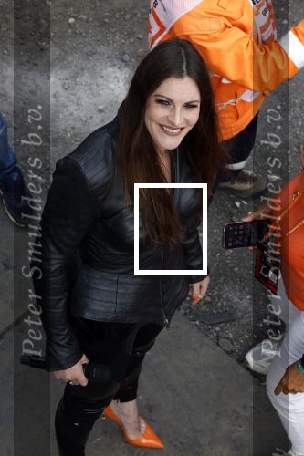 Zandvoort 4 september 2022
Floor Jansen zingt het nederlandse volkslied voorafgaand aan den Nederlands F1 Grand Prix . Ook haar man Hannes v Dahl en hun dochtertje waren erbij.