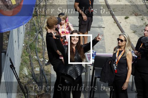 Zandvoort 4 september 2022
Floor Jansen zingt het nederlandse volkslied voorafgaand aan den Nederlands F1 Grand Prix . Ook haar man Hannes v Dahl en hun dochtertje waren erbij.