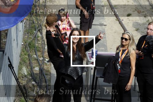 Zandvoort 4 september 2022
Floor Jansen zingt het nederlandse volkslied voorafgaand aan den Nederlands F1 Grand Prix . Ook haar man Hannes v Dahl en hun dochtertje waren erbij.