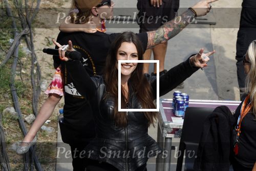 Zandvoort 4 september 2022
Floor Jansen zingt het nederlandse volkslied voorafgaand aan den Nederlands F1 Grand Prix . Ook haar man Hannes v Dahl en hun dochtertje waren erbij.