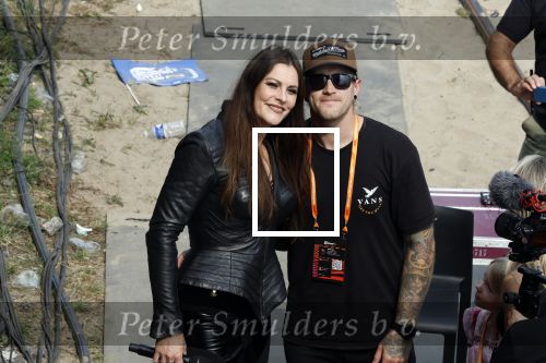 Zandvoort 4 september 2022
Floor Jansen zingt het nederlandse volkslied voorafgaand aan den Nederlands F1 Grand Prix . Ook haar man Hannes v Dahl en hun dochtertje waren erbij.