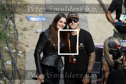 Zandvoort 4 september 2022
Floor Jansen zingt het nederlandse volkslied voorafgaand aan den Nederlands F1 Grand Prix . Ook haar man Hannes v Dahl en hun dochtertje waren erbij.