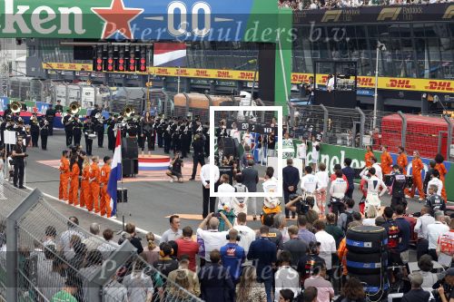 Zandvoort 4 september 2022
Floor Jansen zingt het nederlandse volkslied voorafgaand aan den Nederlands F1 Grand Prix . Ook haar man Hannes v Dahl en hun dochtertje waren erbij.