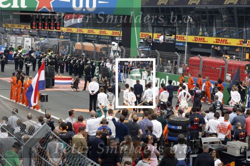 Zandvoort 4 september 2022
Floor Jansen zingt het nederlandse volkslied voorafgaand aan den Nederlands F1 Grand Prix . Ook haar man Hannes v Dahl en hun dochtertje waren erbij.