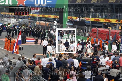 Zandvoort 4 september 2022
Floor Jansen zingt het nederlandse volkslied voorafgaand aan den Nederlands F1 Grand Prix . Ook haar man Hannes v Dahl en hun dochtertje waren erbij.