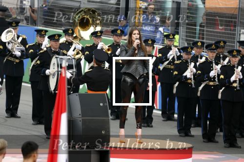Zandvoort 4 september 2022
Floor Jansen zingt het nederlandse volkslied voorafgaand aan den Nederlands F1 Grand Prix . Ook haar man Hannes v Dahl en hun dochtertje waren erbij.