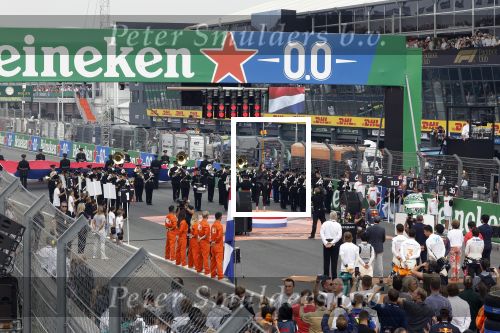Zandvoort 4 september 2022
Floor Jansen zingt het nederlandse volkslied voorafgaand aan den Nederlands F1 Grand Prix . Ook haar man Hannes v Dahl en hun dochtertje waren erbij.